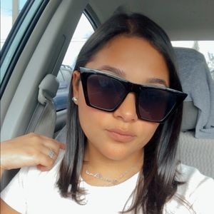 Meet your Posher, Demi